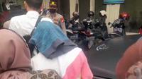 AG pacar Mario Dandy tiba di Pengadilan Negeri Jakarta Selatan, Rabu, (29/3/2023) untuk menjalani diversi. (Merdeka).