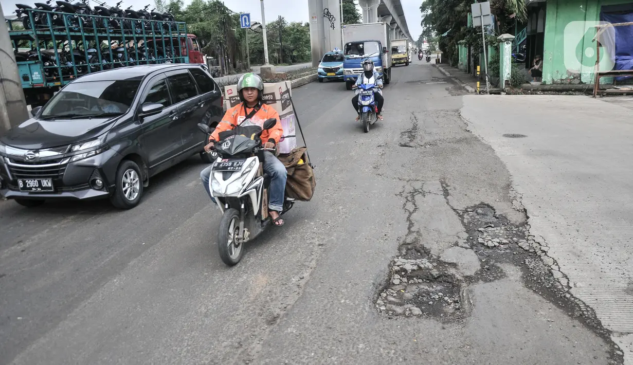 Kondisi salah satu jalan rusak dan berlubang di Jalan Raya Bekasi,  Cakung, Jakarta Timur, Selasa (14/3/2023). Minimnya perawatan menyebabkan kondisi Jalan Raya Bekasi arah Cakung ke Pulogebang rusak dan berlubang yang dapat membahayakan keselamatan pengendara, terlebih saat musim penghujan. (merdeka.com/Iqbal S Nugroho)