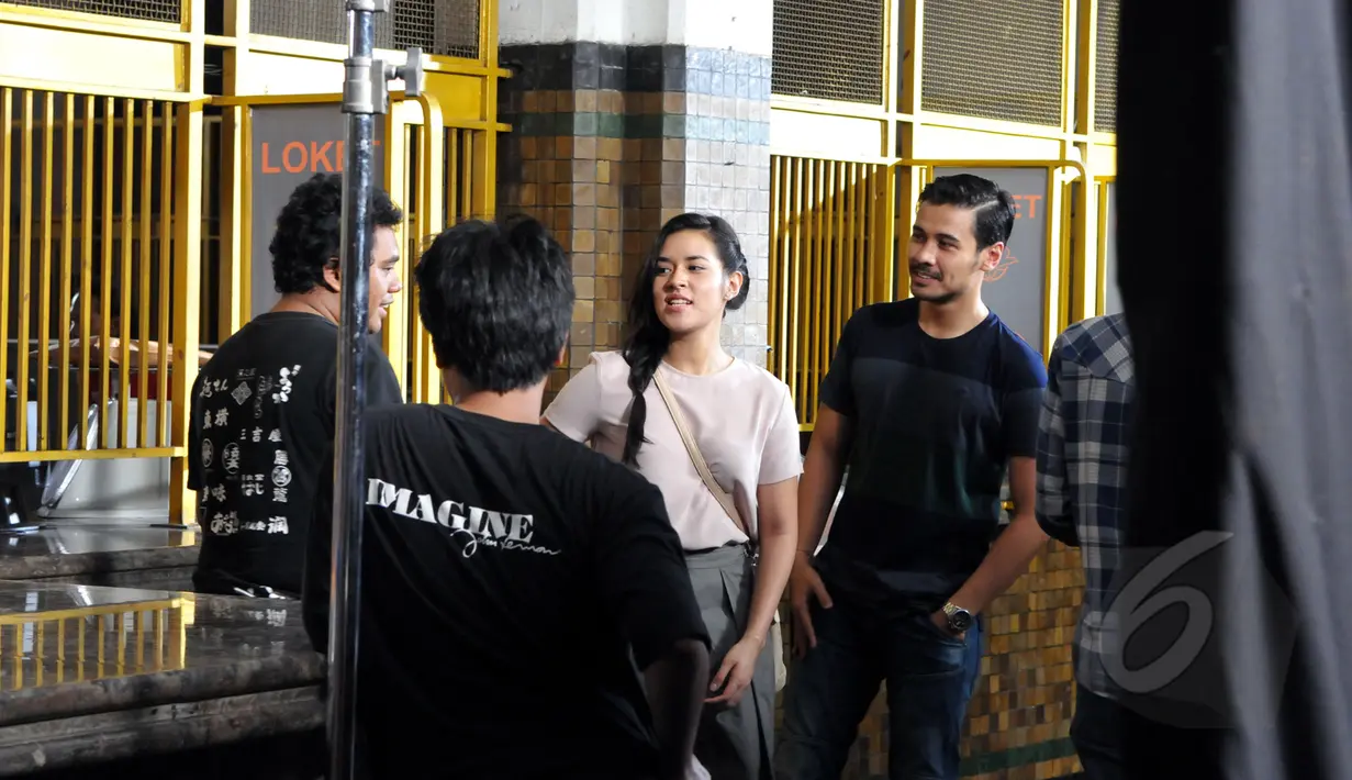 Raisa dan Chico Jericho sedang diberi arahan saat syuting di film bertajuk "Letters For Raisa" di kawasan Kota Tua, Jakarta, Sabtu (14/3/2015). Raisa berperan sebagai gadis lugu (Liputan6.com/Panji Diksana) 