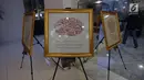Pengunjung melintas di ruang pameran kaligrafi yang dipamerkan pada Ramadan Raya Feast di Pasaraya Blok M, Jakarta, Selasa (5/6). Selain kaligrafi, ada juga pameran Alquran terkecil, terbesar dan terunik. (Liputan6.com/Helmi Fithriansyah)