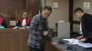 Mantan anggota Komisi XI DPR RI, Amin Santono saat menjalani sidang dakwaan di Pengadilan Tipikor, Jakarta, Kamis (20/9). Amin didakwa dalam kasus dugaan suap usulan dana perimbangan keuangan daerah RAPBN Perubahan 2018. (Liputan6.com/Helmi Fithriansyah)