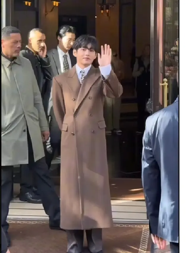 Bak Pangeran, V BTS Gagah Berjubah Panjang di Paris Fashion Week 2026