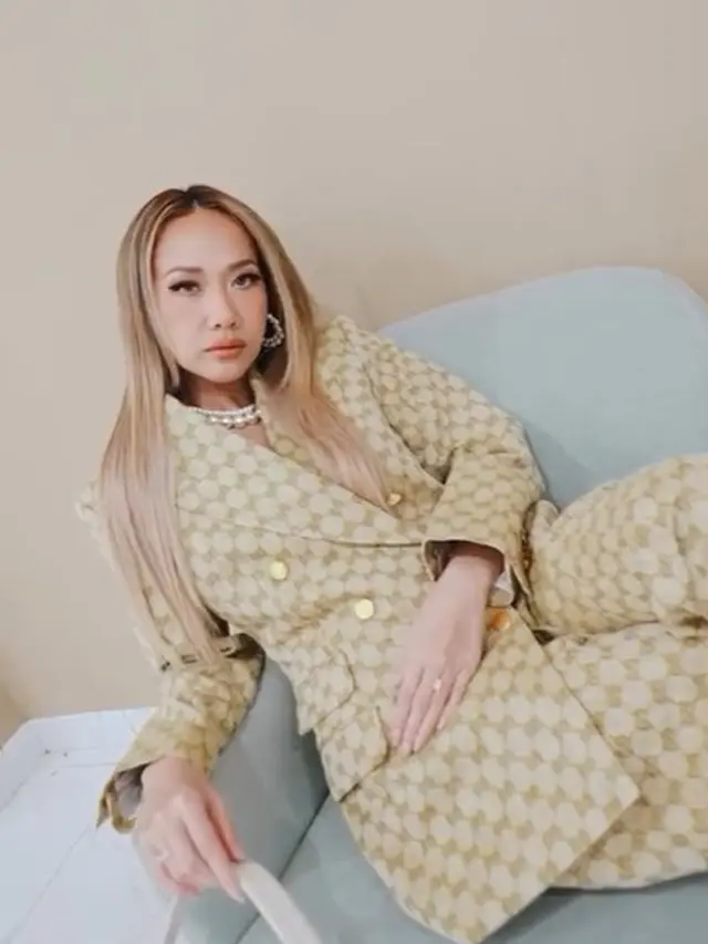 Bunga Citra Lestari dengan rambut panjang terurai (Instagram/itsmebcl)