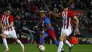 Penyerang Barcelona, Adama Traore mengontrol bola saat bertanding melawan Athletic Bilbao selama pertandingan La Liga Spanyol di di stadion Camp Nou di Barcelona, Spanyol, Senin (28/2/2022). Dengan kemenangan ini Barcelona berada di posisi keempat dengan 45 poin.  (AP Photo/Joan Monfort)