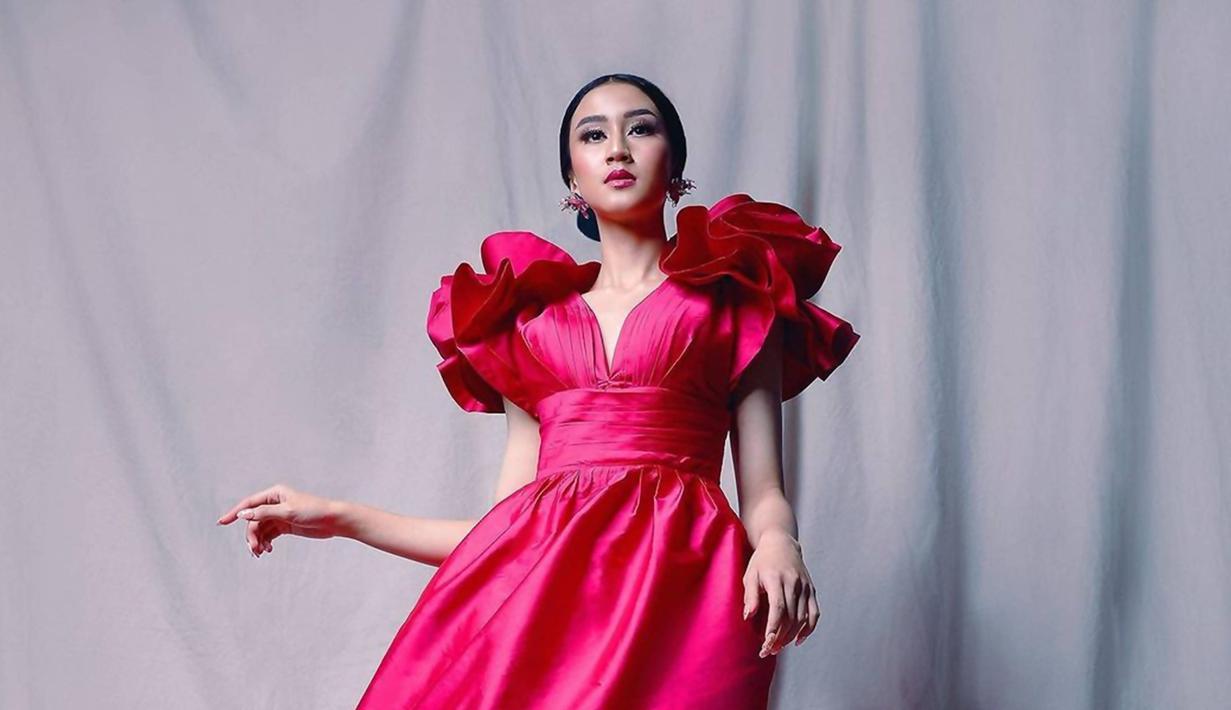 Penyanyi asal Malang, Jawa Timur yang mengikuti ajang pencarian bakat pada tahun 2020 ini pun saat ini sudah merambah dunia akting. Beberapa kali ia turut bermain dalam film seperti Dear Nathan, Lara Ati bersama Bayu Skak, lalu Adam dan Hawa. (Liputan6.com/IG/@keisyalevronka)