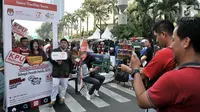 Warga berfoto di booth pos pendaftaran daftar pemilih tetap (DPT) di kawasan Car Free Day, Jakarta, Minggu (21/10). Komisi Pemilihan Umum (KPU) DKI Jakarta membuat pos pendaftaran untuk mendekatkan diri ke masyarakat. (Merdeka.com/Iqbal S. Nugroho)