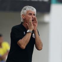 Pelatih Persija Jakarta, Ivan Kolev, memberikan arahan kepada anak asuhnya saat melawan Bali United pada laga Piala Indonesia 2019 di Stadion Wibawa Mukti, Minggu (5/5). Persija menang 1-0 atas Bali United. (Bola.com/M Iqbal Ichsan)