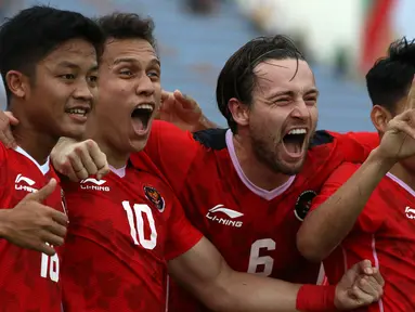 Timnas Indonesia U-23 berhasil meraih kemenangan usai menghadapi Filipina pada laga ketiga fase Grup A SEA Games 2021 yang berlangsung di Stadion Viet Tri, Phu Tho, Vietnam, Jumat (13/05/2022) sore WIB. Berikut ini aksi-aksi terbaik dari Egy Maulana dan kolega saat berhasil membawa Garuda Muda memuncaki klasemen Grup A untuk sementara. (Bola.com/Ikhwan Yanuar)