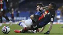 Bek Crystal Palace, Patrick van Aanholt (kanan) berebut bola dengan bek Everton, Seamus Coleman pada pekan ke-30 Liga Inggris di Goodison Park, Selasa (6/4) dini hari WIB. Duel Everton vs Crystal Palace harus berakhir imbang dengan skor 1-1. (Clive Brunskill/Pool via AP)