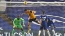 Gelandang Wolverhampton Wanderers, Leander Dendoncker (tengah) melepaskan sundulan di muka gawang Chelsea dalam laga lanjutan Liga Inggris 2020/21 pekan ke-20 di Stamford Bridge, Rabu (27/1/2021). Wolverhampton bermain imbang 0-0 dengan Chelsea. (AP/Frank Augstein)