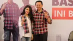 Penyanyi Indah Dewi Pertiwi berfoto bersama Calon gubernur DKI, Basuki Tjahaja Purnama (Ahok) di Rumah Lembang, Jakarta, Jumat (9/12). Penyanyi yang kerap disapa IDP itu memberikan dukungan kepada Ahok untuk memimpin Jakarta. (Liputan6.com/Gempur M Surya)