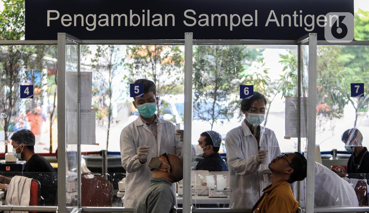 Calon penumpang saat menjalani tes antigen di Stasiun Pasar Senen, Jakarta, Senin (20/12/2021). Pelanggan yang tidak menerapkan protokol kesehatan sesuai ketentuan yang telah ditetapkan, tiketnya akan dibatalkan dan tidak diperkenankan melanjutkan perjalanan. (Liputan6.com/Johan Tallo)