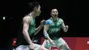 Memasuki game kedua laga berjalan ketat di poin-poin awal. Aaron Chia/Soh Wooi Yik akhirnya merebut interval game kedua dengan keunggulan 11-9. (AP/Shuji Kajiyama)