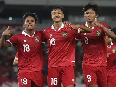 Timnas Indonesia U-20 asuhan Indra Sjafri yang diproyeksikan untuk lolos ke ajang Piala Dunia U-20 2025 harus mengakui keunggulan THailand U-20 dengan skor 1-2 pada laga uji coba internasional di Stadion Utama Gelora Bung Karno (SUGBK), Senayan, Jakarta, Jumat (26/1/2024) malam WIB. Sempat unggul terlebih dahulu lewat gol Toni Firmansyah sejak menit ke-13, Arkhan Kaka dkk akhirnya harus mengakhiri laga dengan kekalahan setelah pasukan Thailand U-20 mampu comeback dengan mencetak dua gol lewat Paripan Wongsa (63') dan Pikanet Laohawiwat pada masa injury time babak kedua. (Bola.com/M Iqbal Ichsan)