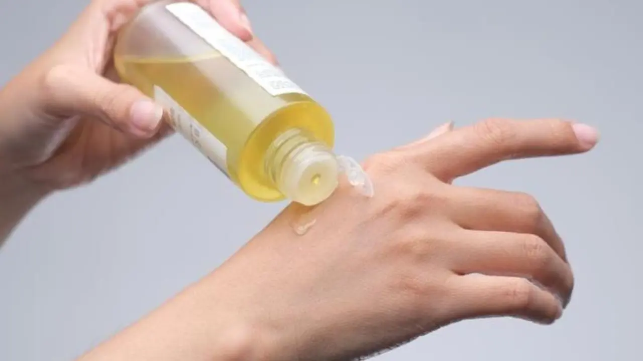 Mana yang Tepat untuk Menghidrasi Kulit, dari Body Serum hingga Body Oil