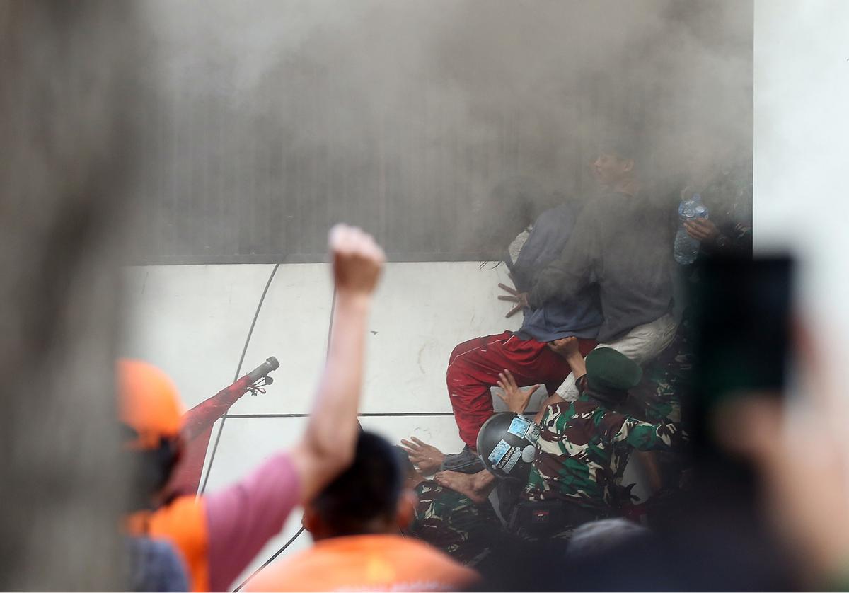 FOTO: Drama Penyelamatan Warga Saat Gedung Terbakar di Tengah Ricuh Kwitang