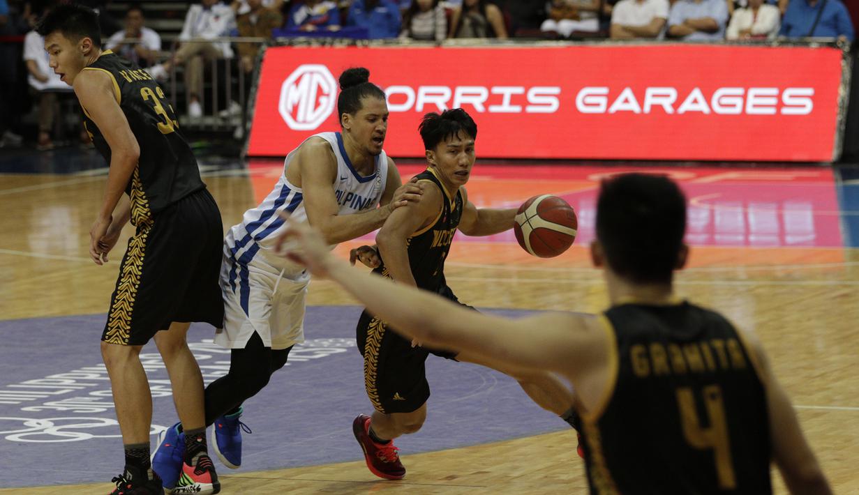 Pebasket Indonesia, Hardianus, melakukan dribbling saat melawan Filipina pada semifinal SEA Games 2019 di Mall Of Asia Arena, Manila, Senin (9/12). Indonesia kalah 97-70 dari Filipina. (Bola.com/ M Iqbal Ichsan)