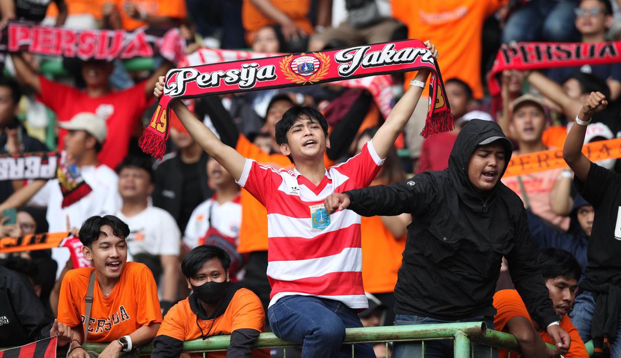 Ekspresi suporter Persija saat bertanding melawan Bali United dalam lanjutan BRI Liga 1 di Stadion Patriot Candrabhaga, Bekasi. Minggu (15/1/2023). (Bola.com/Arief Bagus).