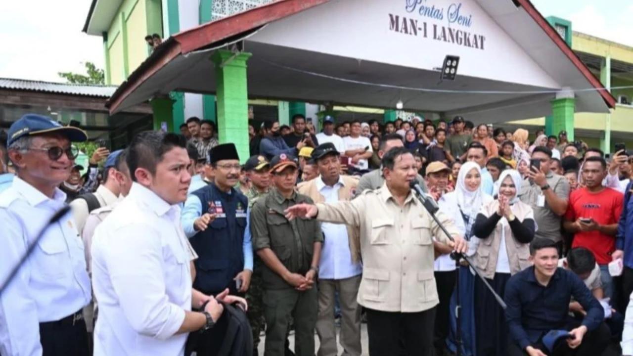 VIDEO: Momen Seskab Teddy Ditinggal Rombongan Prabowo Usai Tinjau Korban di Aceh Tamiang
