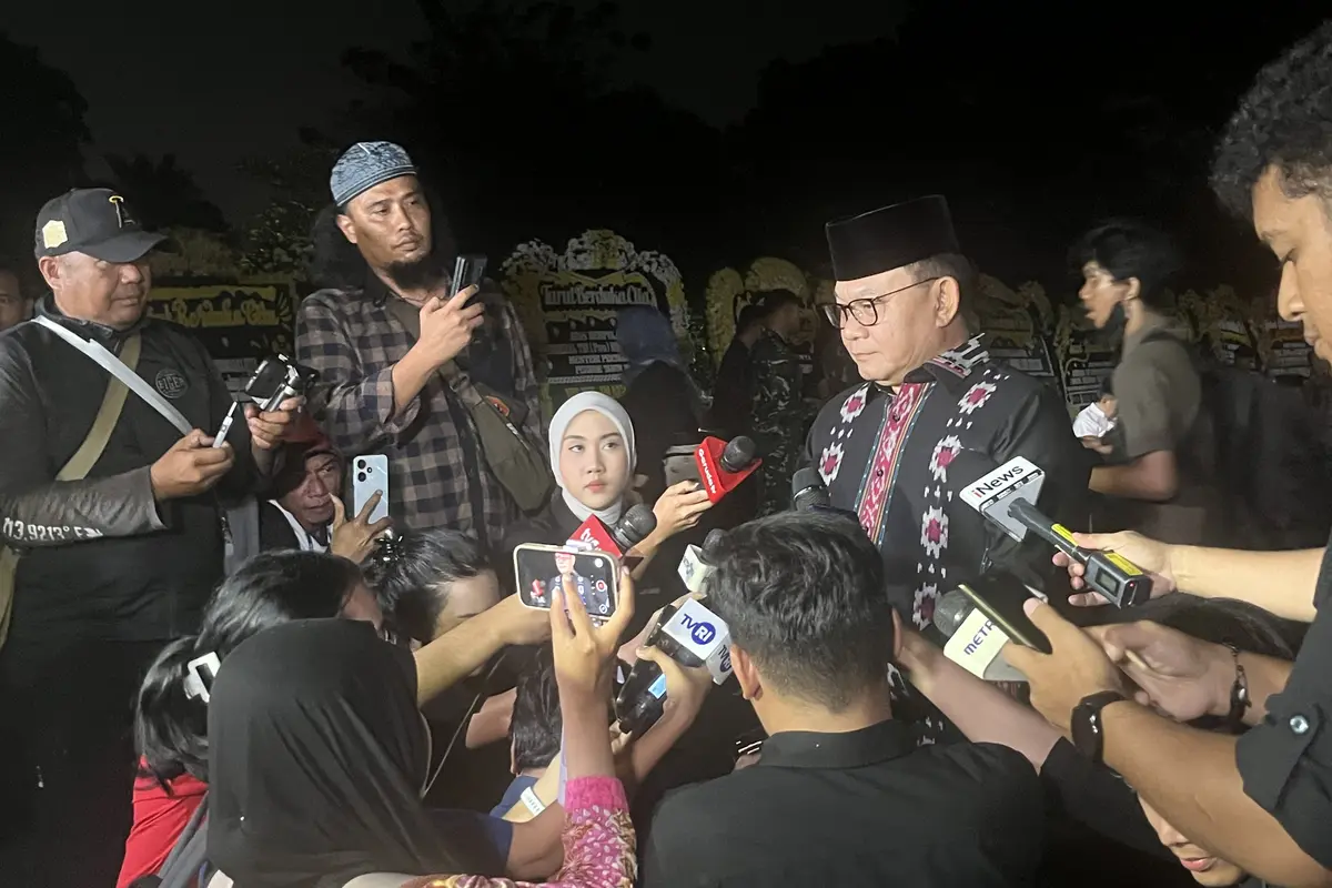 Kepala Staf Presiden (KSP) Dudung Abdurachman menyambangi rumah duka almarhum eks Menteri Pertahanan Ryamizard Ryacudu. (Liputan6.com/Radityo Priyasmoro)