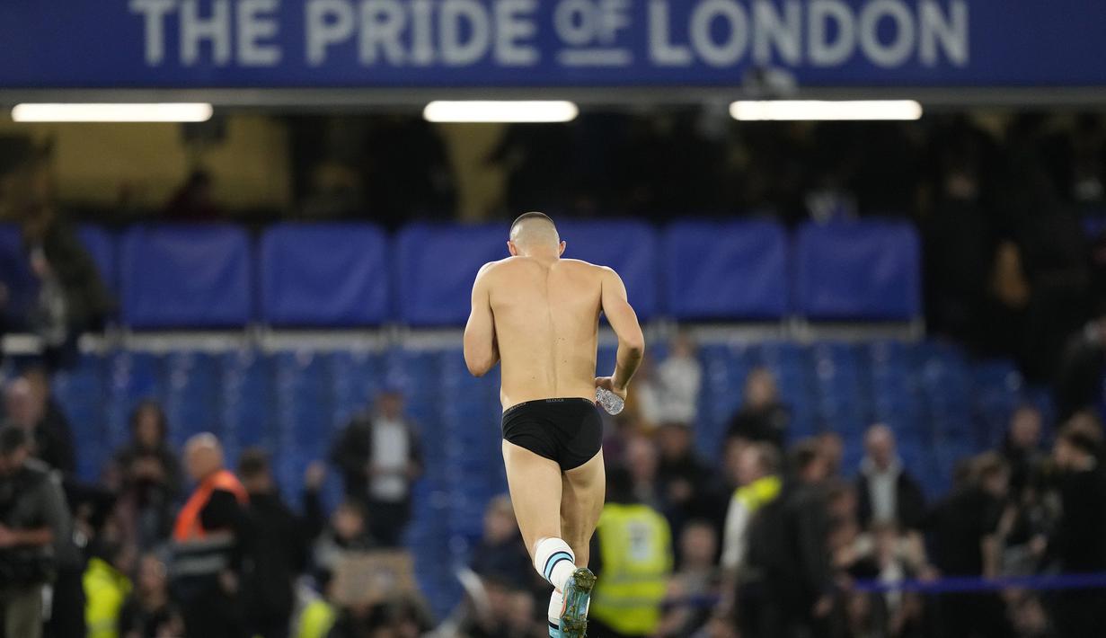 Pemain Chelsea, Mateo Kovacic meninggalkan lapangan setelah memberikan jersey dan celananya kepada para penggemar di akhir laga lanjutan Liga Inggris 2022/2023 antara Manchester United melawan Chelsea di Stadion Stamford Bridge, Sabtu (22/10/2022). (AP/Frank Augstein)