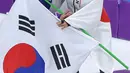 Peraih medali emas, skater Nao Jepang Kodaira memeluk dan memberikan dukungan kepada skater Korsel Lee Sang Hwa yang menangis tersedu karena hanya mendapatkan medali perak di Olimpiade Musim Dingin Pyeongchang 2018, Minggu (18/2). (AP/Eugene Hoshiko)