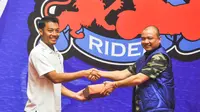 Kapten Arema Cronus, Hamka Hamzah, tersenyum menerima kucuran bonus dari pembina klub, Teddy Minahasa. (Bola.com/Iwan Setiawan)