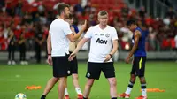 Ole Gunnar Solskjaer dan Michael Carrick memberikan instruksi dalam sesi latihan Manchester United di Stadion Nasional Singapura. (International Champions Cup/Suhaimi Abdullah)
