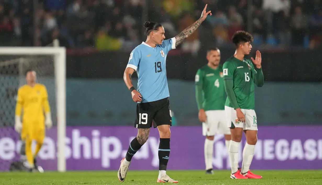 Darwin Nunez membawa Uruguay memimpin 1-0 pada menit ke-15. Striker milik Liverpool itu menuntaskan bola hasil assist Facundo Pellistri. (AP Photo/Matilde Campodonico)