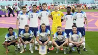 Timnas Inggris berfoto sebelum dimulainya laga matchday pertama Grup B Piala Dunia 2022 menghadapi Timnas Iran di Khalifa International Stadium, Doha, Qatar, Senin (21/11/2022) malam WIB. (AP/Martin Meissner)