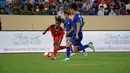 Pemain Timnas Indonesia U-23 Ronaldo Kwateh (kiri) menggiring bola melewati para pemain Timnas Thailand U-23 pada pertandingan semifinal SEA Games 2021 di Thien Truong Stadium, Vietnam, Kamis (19/5/2022). Timnas Indonesia U-23 kalah 0-1. (Dok. PSSI)