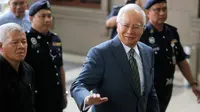 Mantan Perdana Menteri Malaysia, Najib Razak tiba di Pengadilan Tinggi Malaya, Kuala Lumpur, Rabu (8/8). Najib Razak akan dihadapkan dengan dakwaan baru di bawah undang-undang anti pencucian uang untuk kasus megakorupsi 1MDB. (AP/Yam G-Jun)