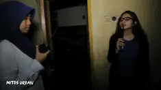 Sebuah mobil usang yang dibiarkan di kawasan bangunan bekas mess pekerja ternyata menjadi hunian bagi makhluk gaib.