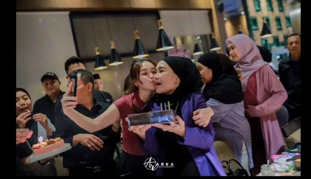 Pedangdut Ayu Ting dikenal dekat dengan keluarganya. Belum lama ini, perempuan seorang anak itu membagikan momen perayaan ulang tahun ibunya, Umi Kalsum. Berikut beberapa keseruan ultah ibu Ayu Ting Ting. [Instagram/ayutingting92]