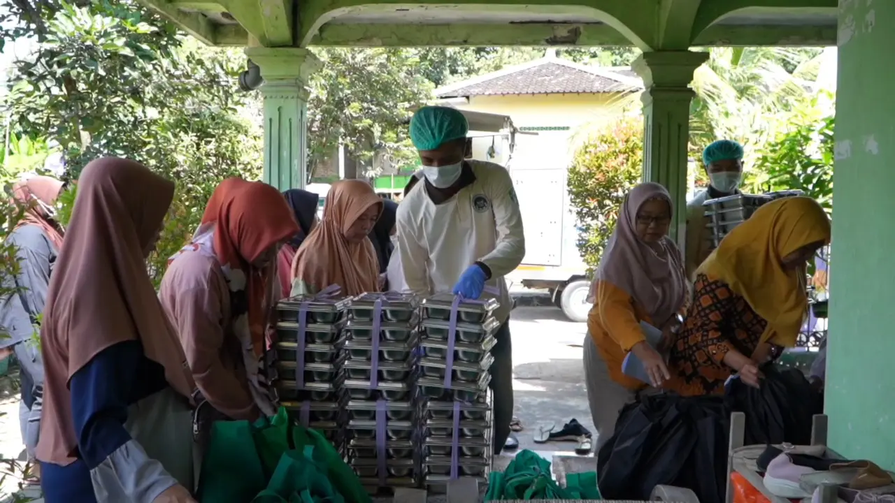 Sejumlah ibu hamil dan ibu di Sukoharjo yang menggendong balita terlihat mengantre dengan tertib menunggu pembagian makanan dari program MBG.