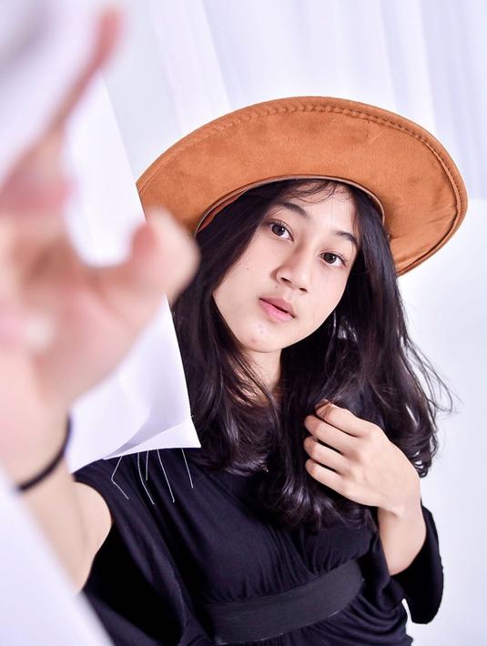 Saat ini Keisya Levronka duduk di bangku XI IPS SMAN 9 Kota Malang. Di sekolah, Keisya aktif sebagai anggota OSIS. Tak hanya itu, ia juga aktif mengikuti ekstrakurikuler broadcasting. (Liputan6.com/IG/@aprilian.tomet)