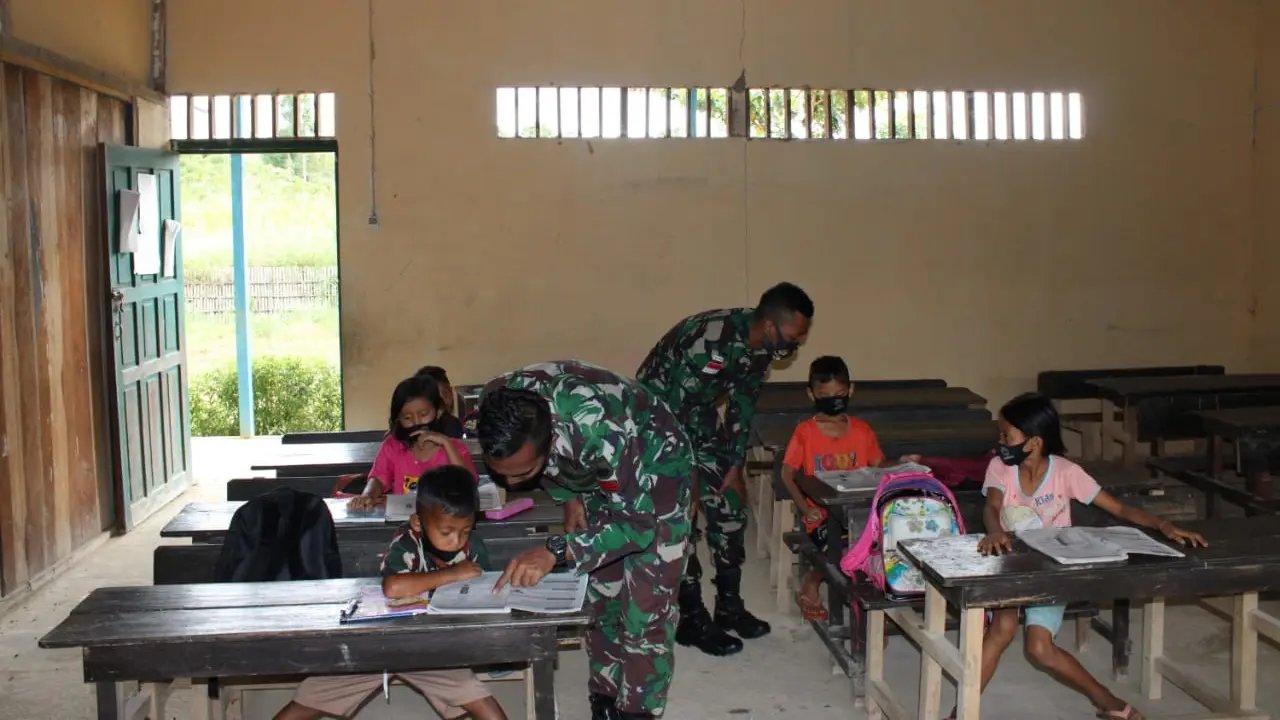 Satgas Pamtas) Batalyon Infanteri (Yonif) 407/Padma Kusuma melaksanakan kegiatan mengajar di SD Mini Sei Tekam, Desa Sei Tekam, Kecamatan Sekayam, Kabupaten Sanggau, Kalimantan Barat. (Foto: Liputan6.com/Aceng Mukaram)