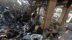 Sejumlah pedagang mengais puing dan sisa barang dagangan yang hangus terbakar di Pasar Taman Puring, Jakarta Selatan, Selasa (29/7/2025). (merdeka.com/Arie Basuki)