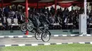 Atraksi kendaraan roda dua mengawali upacara penyerahan pasukan satuan Kopassus di Lapangan Mako Kopassus, Jakarta, Jumat (23/3). Pasukan diserahkan dari Danjen Kopassus yang lama Mayjen TNI Madsuni ke Mayjen TNI Eko Margiyono (Liputan6.com/Faizal Fanani)