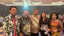 Hadir di kondangan, Yakup mengenakan kemeja lengan panjang batik dipadukan celana panjang hitam. Jessica Mila mengenakan dress hitam dipadukan korset hitamnya.  [@jscmila]