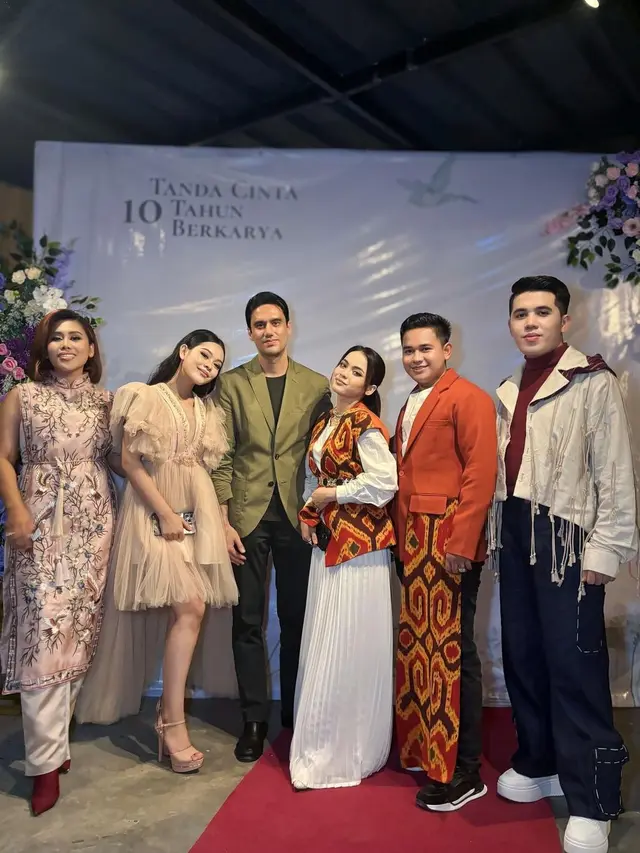 7 Potret Putri Isnari Hadiri Acara Fashion, Suami Malu-Malu Diajak ke Catwalk
