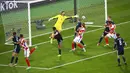 Pemain Kroasia Ivan Perisic (kedua kiri) mencetak gol ke gawang Skotlandia pada pertandingan Grup D Euro 2020 di Stadion Hampden Park, Glasgow, Selasa (22/6/2021). Kroasia menang 3-1. (AP Photo/Andy Buchanan, Pool)