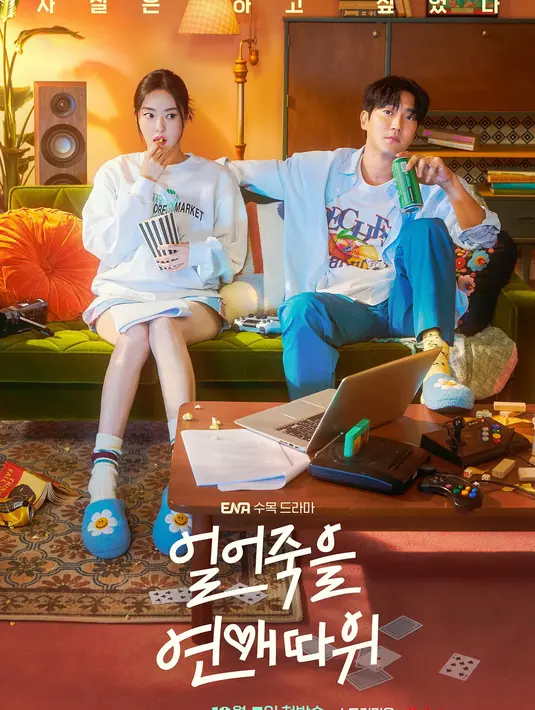 <p>Love is for Suckers berkisah tentang persahabatan Goo Yeo Reum (Lee Da Hee) dan Park Jae Hoon (Choi Si Won) yang telah terjalin 20 tahun. Namun setelah bekerja sama dalam acara reality show soal kencan, benih cinta mendadak timbul di hati keduanya. Drakor ini tayang 5 Oktober. (Foto: ENA via Soompi)</p>