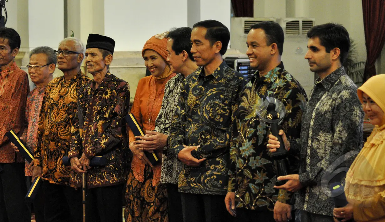 Presiden Joko Widodo berpose bersama kepada tokoh film nasional saat peringatan Hari Film Nasional ke-65 di Istana Negara, Jakarta, Senin (30/3/2015). (Liputan6.com/Faizal Fanani)