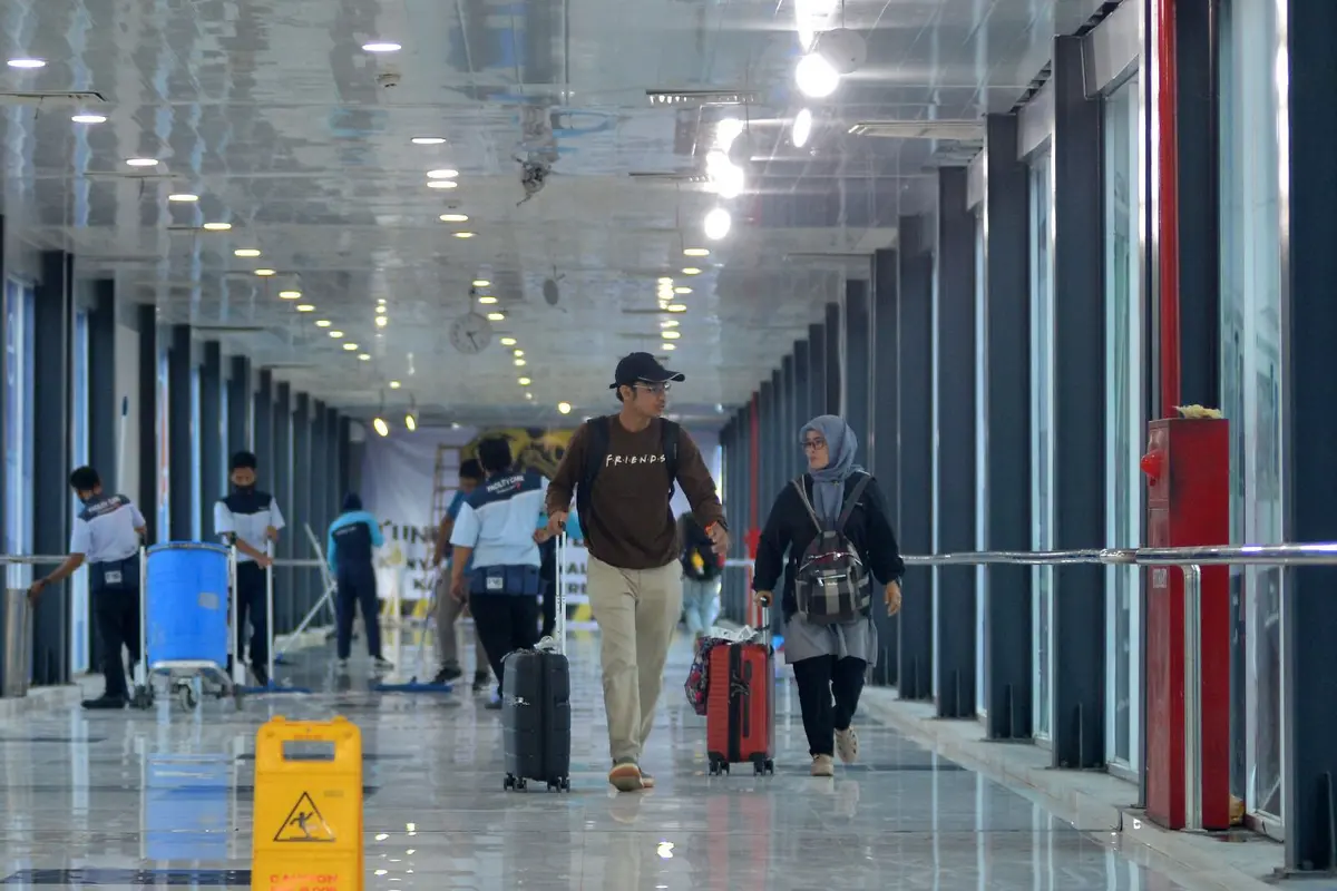 Skybridge yang menghubungkan Stasiun Kereta Api Bandara Minangkabau dan terminal Bandara Internasional Minangkabau (BIM) resmi kembali beroperasi.
