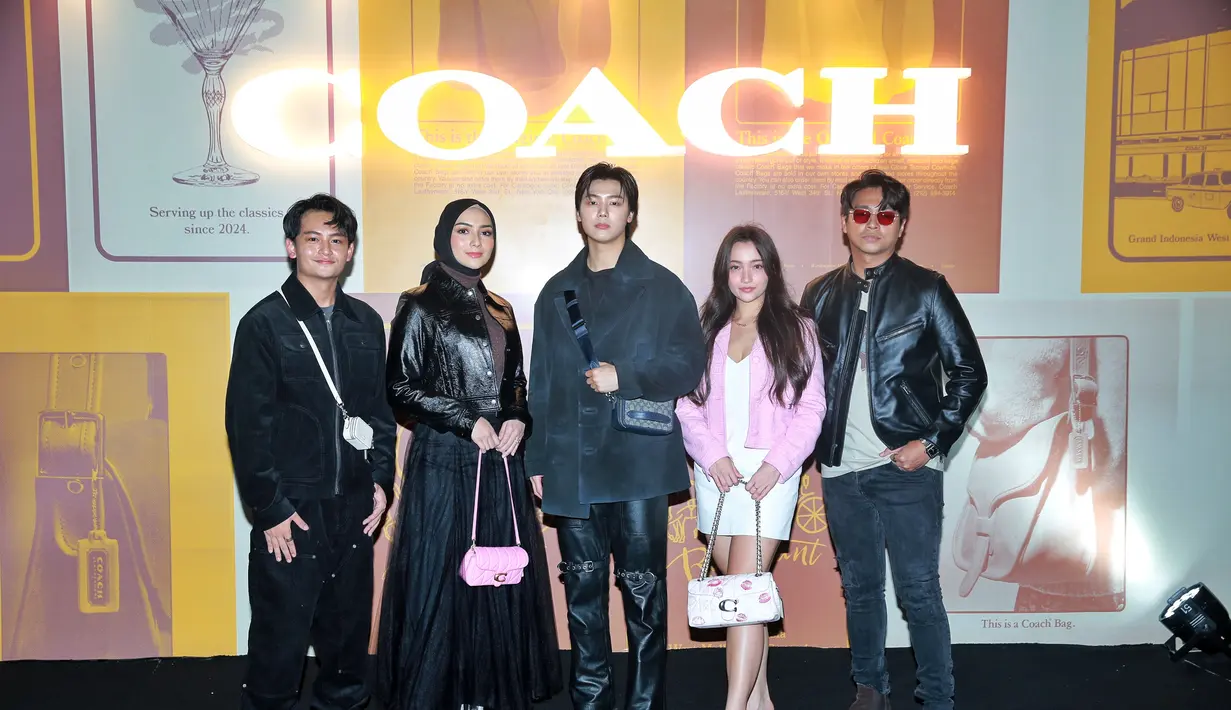 Citra Kirana tampil elegan memadukan leather jacket dengan rok tulle panjang berwarna hitam, dengan boots heels putih, dan sling bag pink yang mencolok namun mampu menyempurnakan keseluruhan penampilannya. [Foto: Document FIMELA/Adrian Putra]