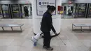 Petugas melakukan disinfeksi pada pegangan eskalator di stasiun kereta bawah tanah di Seoul, Selasa (28/1/2020). Korea Selatan telah mengonfirmasi kasus virus corona ke-4 di negaranya pada Senin (27/1/2020), setelah sebelumnya hanya 3 orang yang terinfeksi. (AP Photo/Ahn Young-joon)