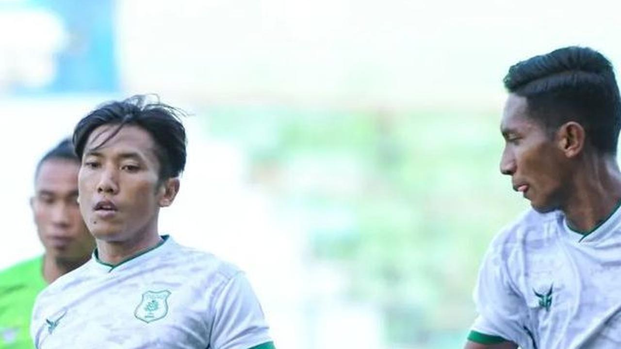 Perbedaan jersey<i> </i>tandangnya terlihat tanpa ada tulisan "ADHOC" sehingga terkesan polos.