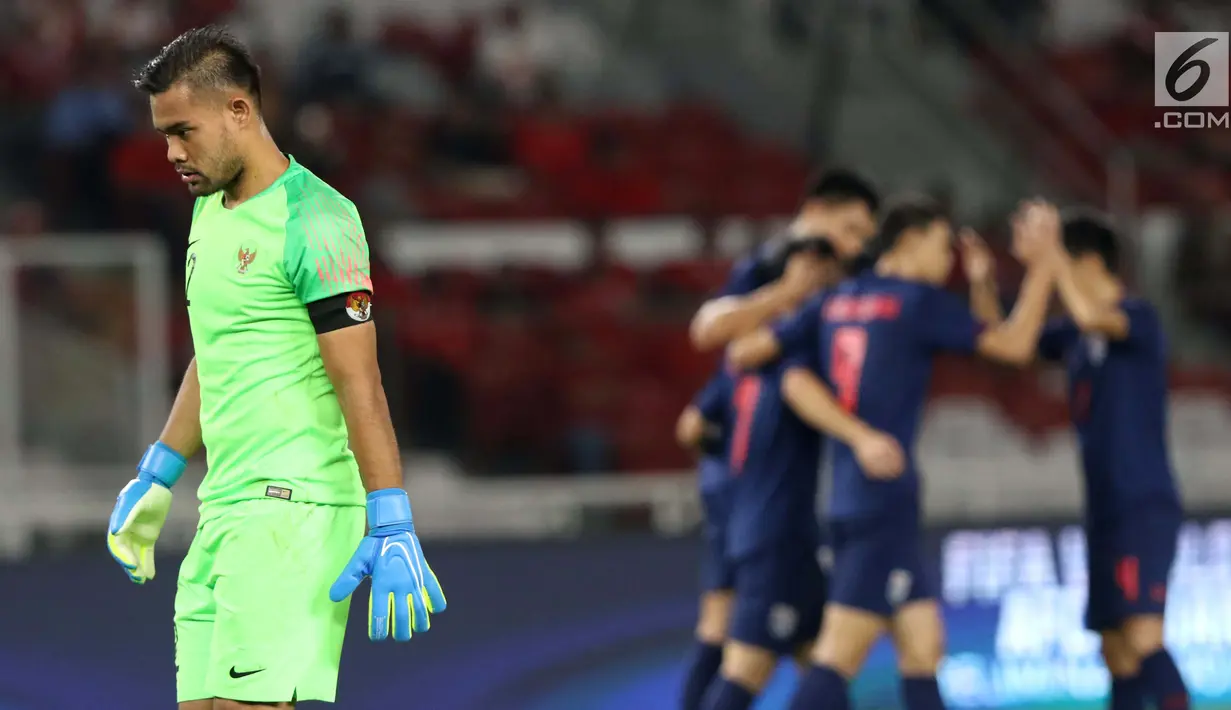 Penjaga gawang Timnas Indonesia, Andritany tertunduk lesu usai gawangnya dibobol pemain Thailand pada laga Grup G Penyisihan Kualifikasi Piala Dunia 2022 zona Asia di Stadion Utama Gelora Bung Karno, Jakarta, Selasa (10/9/2019). Indonesia kalah 0-3. (Liputan6.com/Helmi Fithriansyah)