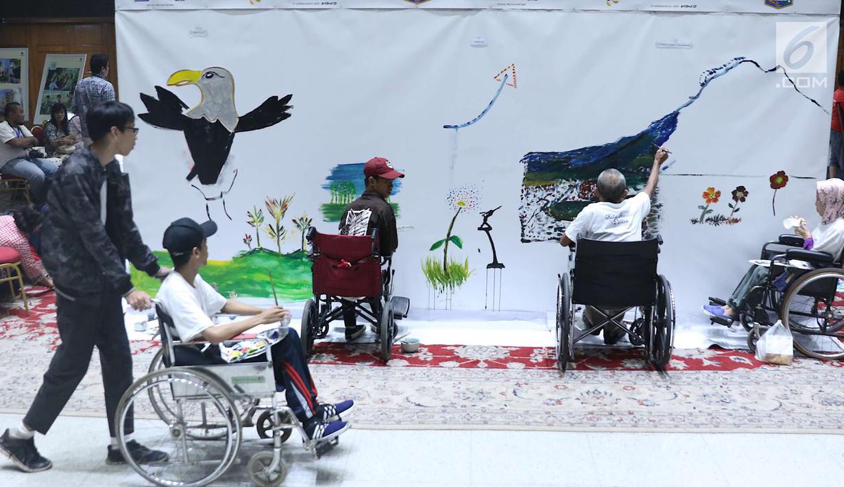 Penyandang disabilitas melukis berbagai mural di kanvas sepanjang 20 meter di Balai Kota DKI Jakarta, Kamis (11/10). Kegiatan tersebut diadakan sebagai sarana untuk para penyandang disabilitas berkarya. (Liputan6.com/Immanuel Antonius)